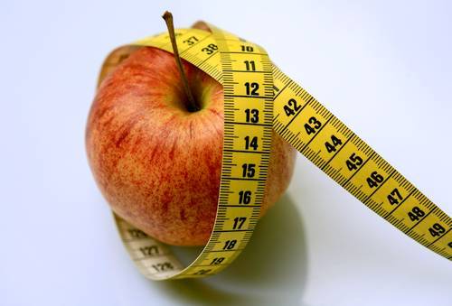 Gewichtsreduktion, Abnehmen, Apfel mit Maßband